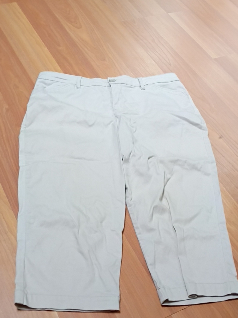 Gloria Vanderbilt Light Gray Capris